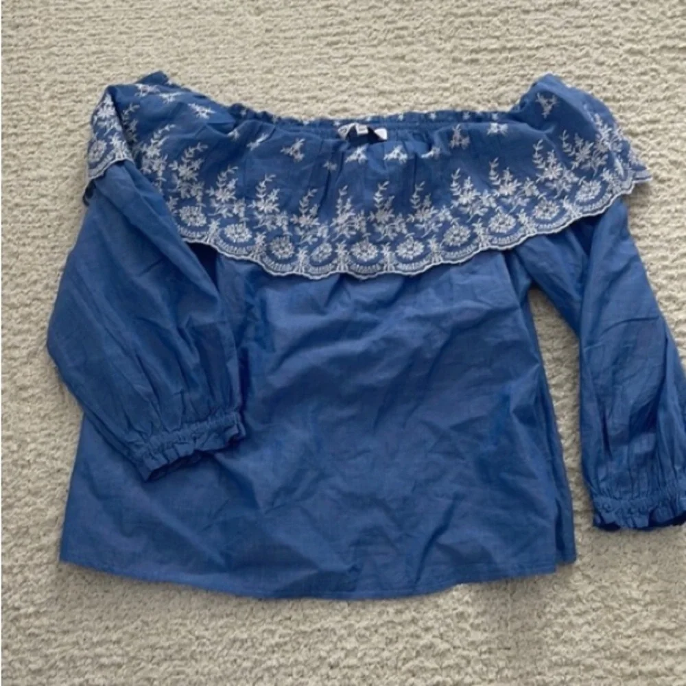 Francesca’s Chambray top - Picture 2 of 4